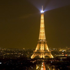 De Eiffeltoren in Parijs, verlicht